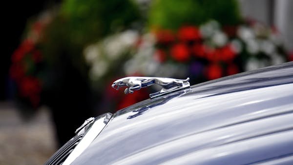 L'exceptionnel Jaguar 220 supercar : performance et élégance
